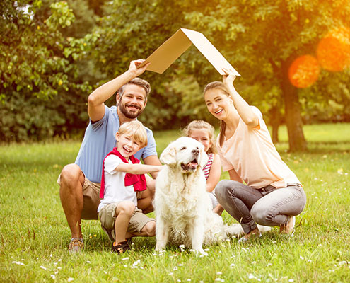 Eine Familie mit zwei Kindern und Hund kann Anspruch auf Baukindergeld haben.