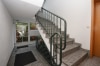 DIETZ: 2,5 Zimmer Maisonette-Wohnung mit Balkon als Wintergarten inklusive Einbauküche - Hauseingang und Treppenhaus