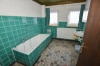 DIETZ: Modernisierungsbedürftiges Einfamilienhaus auf großzügigem Grundstück mit Garage! - Tageslichtbad mit Badewanne