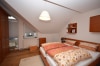 DIETZ: TOP-GEPFLEGTE 4 Zimmer Dachgeschosswohnung mit Balkon, Einbauküche in Feldrandlage! - Schlafzimmer 1 von 3