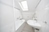 DIETZ: Frisch modernisierte 2-Zimmer-Dachgeschosswohnung in Aschaffenburg - Nilkheim! - Tageslichtbadezimmer mit Badewanne