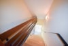 DIETZ: Gepflegtes Einfamilienhaus mit zusätzlicher Ausbaureserve in ruhiger Wohnlage! - Treppenabgang Dachgeschoss
