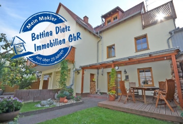 DIETZ: Sehr gepflegtes Einfamilienhaus im Landhausstil mit 3 Balkonen, 2 Garagen und Terrasse!, 64832 Babenhausen, Einfamilienhaus