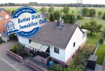 DIETZ: LAGE LAGE LAGE! Dieses Einfamilienhaus mit Keller und 2 Garagen befindet sich in Feldrandlage!, 64832 Babenhausen, Einfamilienhaus