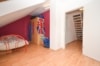 DIETZ: Gemütliche 2-Zimmer Dachgeschosswohnung mit viel Stauraum und Einbauküche in Schaafheim! - Schlafzimmer