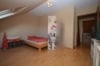 DIETZ: Großes Einfamilienhaus mit Keller, Garage und Garten in einer Familienwohnlage in Niedernberg - Schlafzimmer 3 von 4