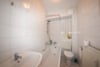 DIETZ: Renovierte 2-Zimmer-Wohnung im Erdgeschoss zu vermieten! - Badezimmer mit Badewanne