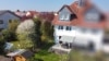 DIETZ: Doppelhaushälfte für die größere Familie im einzugsbereiten top gepflegten Zustand! Garten, Terrasse und 2 PKW-Stellplätze - Luftbild