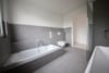 DIETZ: 3 Zimmer NEUBAU-Wohnung in zentraler und ruhiger Lage von Großostheim! - Tageslicht Badezimmer mit Dusche und Wanne