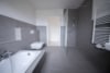 DIETZ: 3 Zimmer NEUBAU-Wohnung in zentraler und ruhiger Lage von Großostheim! - Tageslicht Badezimmer mit Dusche und Wanne