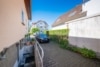 DIETZ: Einzugsbereites Zweifamilienhaus mit idyllischem Garten im schönen Gundernhausen! - Garageneinfahrt