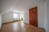 DIETZ: Renovierungsbedürftige Doppelhaushälfte mit Nebengebäude und Hofbereich in Klein-Umstadt! - Schlafzimmer 1 von 2 DG