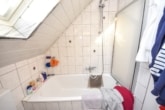 DIETZ: 3 Familienhaus mit 1 Zimmerwohnraum im KG + Garten und 2 Garagen in Babenhausen! - Tageslicht Badezimmer mt Wanne