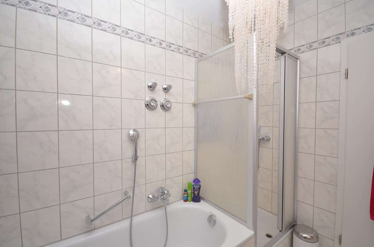 mit Wanne und Dusche