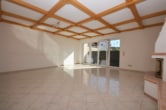 Wohnzimmer - DIETZ: Großzügiges Einfamilienhaus in Schaafheim OT Radheim! 4 Freisitze und große Garage! Ab 15.11.