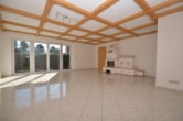 Wohnzimmer - DIETZ: Großzügiges Einfamilienhaus in Schaafheim OT Radheim! 4 Freisitze und große Garage! Ab 15.11.