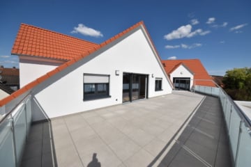 DIETZ: HAUS PAULA! Penthauscharakter mit 50qm Dachterrasse ! Wärmepumpe, Tiefgarage, opt Einbauküche - Dachterrasse (652063)
