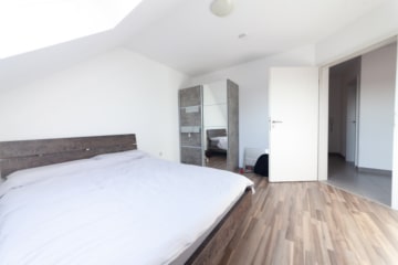 DIETZ: Lichtdurchflutete 4,5 Zimmer-Maisonette große Dachloggia – Galerie – Garage – Stellplatz - Schlafzimmer 2 von 3 (663624)