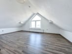Schlafzimmer 3 von 3 - DIETZ: Lichtdurchflutete 4,5 Zimmer-Maisonette große Dachloggia – Galerie – Garage – Stellplatz