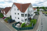 Außenansicht - DIETZ: Lichtdurchflutete 4,5 Zimmer-Maisonette große Dachloggia – Galerie – Garage – Stellplatz