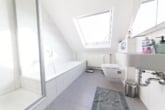 TGL-Bad mit Wanne u Dusche - DIETZ: Lichtdurchflutete 4,5 Zimmer-Maisonette große Dachloggia – Galerie – Garage – Stellplatz