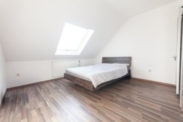 DIETZ: Lichtdurchflutete 4,5 Zimmer-Maisonette große Dachloggia – Galerie – Garage – Stellplatz - Schlafzimmer 2 von 3 (663623)