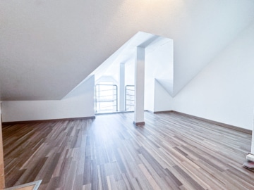 DIETZ: Lichtdurchflutete 4,5 Zimmer-Maisonette große Dachloggia – Galerie – Garage – Stellplatz - Galerie (663627)