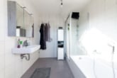 Tageslichtbad mit Wanne und Dusche - DIETZ: Lichtdurchflutete 4,5 Zimmer-Maisonette große Dachloggia – Galerie – Garage – Stellplatz