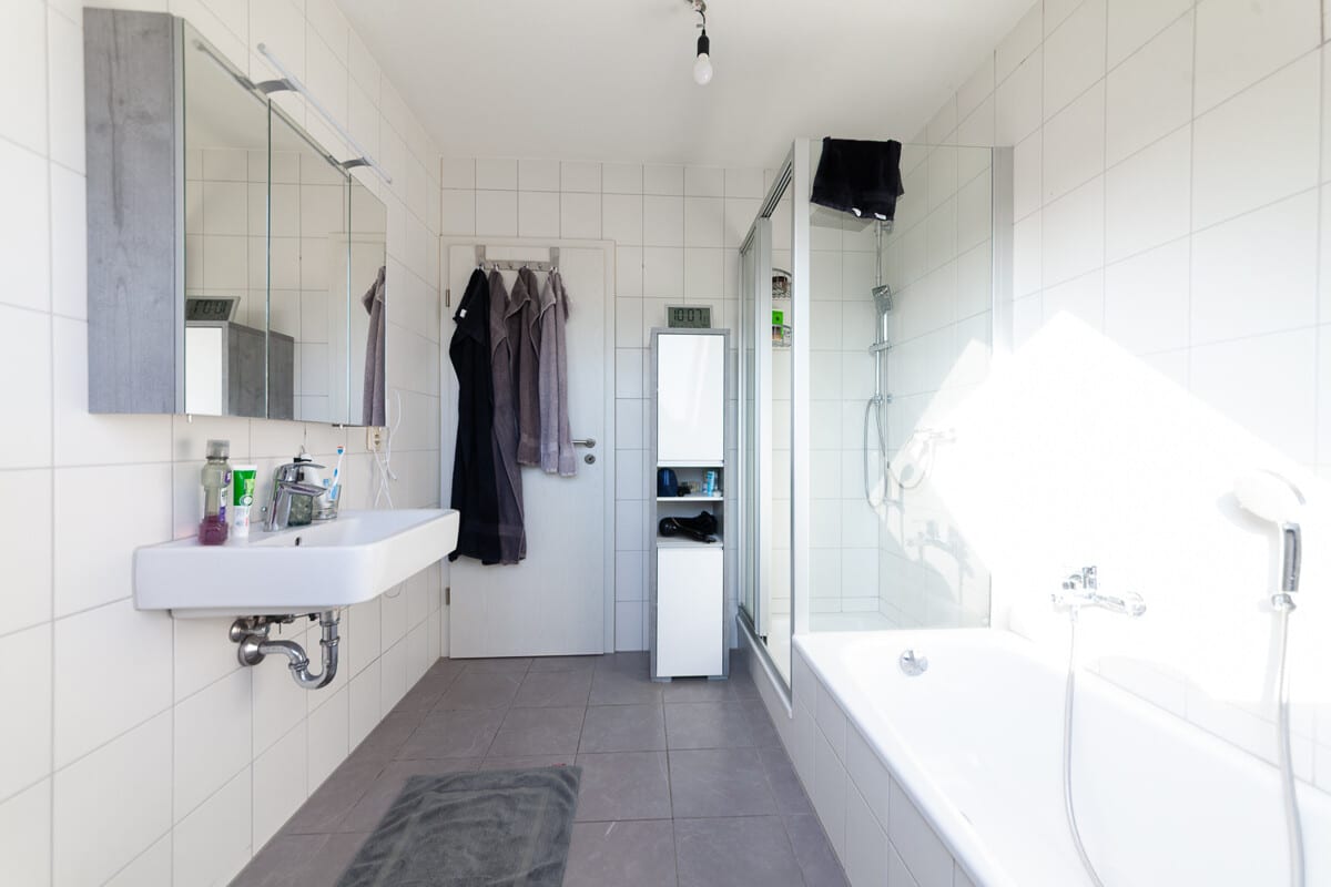 Tageslichtbad mit Wanne und Dusche