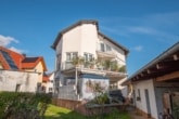 DIETZ: Große Maisonette-Eigentumswohnung mit gepflegtem Garten in Babenhausen - Sickenhofen! - Außenansicht hinten