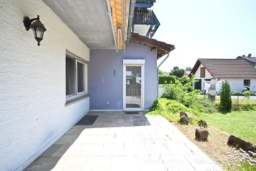 DIETZ: Gut geschnittenes 2-Familienhaus mit Garten, Garage und Nebengebäude in Babenhausen Langstadt - Terrasse mit Markise (682514)