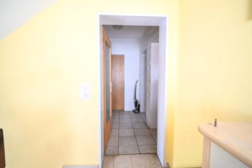 DIETZ: Gut geschnittenes 2-Familienhaus mit Garten, Garage und Nebengebäude in Babenhausen Langstadt - Eingang Wohnung OG (682543)