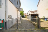 Hofeinfahrt - DIETZ: Gut geschnittenes 2-Familienhaus mit Garten, Garage und Nebengebäude in Babenhausen Langstadt