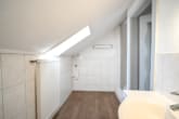 Tageslicht Duschbad DG - DIETZ: Gut geschnittenes 2-Familienhaus mit Garten, Garage und Nebengebäude in Babenhausen Langstadt