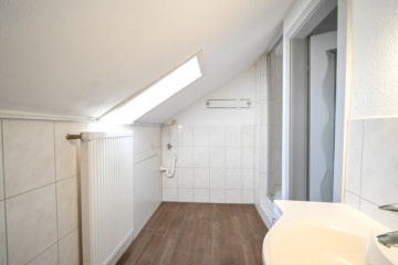 DIETZ: Gut geschnittenes 2-Familienhaus mit Garten, Garage und Nebengebäude in Babenhausen Langstadt - Tageslicht Duschbad DG (682551)