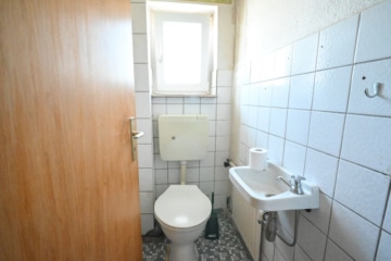 DIETZ: Gut geschnittenes 2-Familienhaus mit Garten, Garage und Nebengebäude in Babenhausen Langstadt - Gäste WC OG (682539)