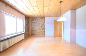 DIETZ: Gut geschnittenes 2-Familienhaus mit Garten, Garage und Nebengebäude in Babenhausen Langstadt - Wohnzimmer EG (682513)