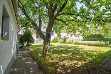 DIETZ: Gut geschnittenes 2-Familienhaus mit Garten, Garage und Nebengebäude in Babenhausen Langstadt - Garten (682570)
