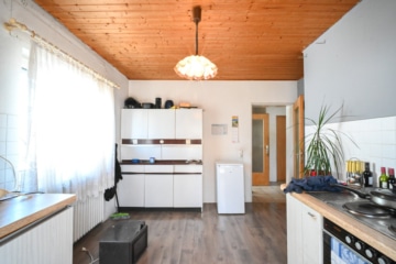 DIETZ: Gut geschnittenes 2-Familienhaus mit Garten, Garage und Nebengebäude in Babenhausen Langstadt - Küche OG (682536)