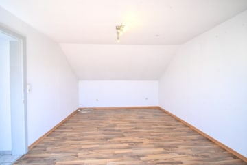 DIETZ: Gut geschnittenes 2-Familienhaus mit Garten, Garage und Nebengebäude in Babenhausen Langstadt - Wohn- und Essbereich DG (682545)