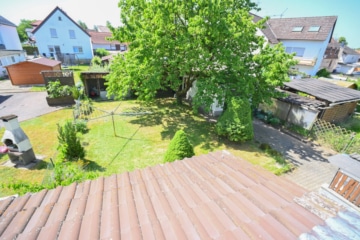 DIETZ: Gut geschnittenes 2-Familienhaus mit Garten, Garage und Nebengebäude in Babenhausen Langstadt - Blick in den Garten (682531)