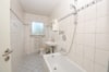 DIETZ: Renovierte 2-Zimmer-Wohnung mit Balkon, neuer Pelletsheizung in Babenhausen zu vermieten! - Tageslicht Badezimmer mit Wanne