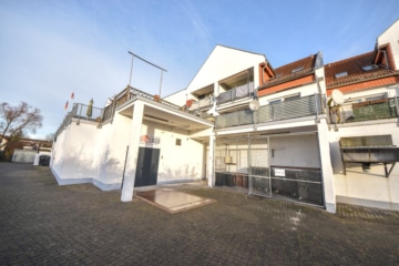 DIETZ: Einzugsbereite 3-Zimmer-Wohnung im Dachgeschoss mit Balkon, neuem Badzimmer und Gäste-WC! - Außenansicht (654790)