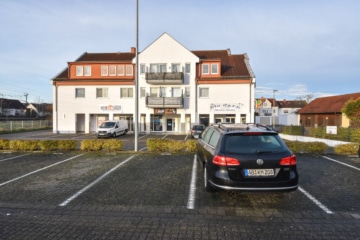 DIETZ: Einzugsbereite 3-Zimmer-Wohnung im Dachgeschoss mit Balkon, neuem Badzimmer und Gäste-WC! - Stellplatz (654789)