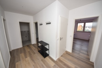 DIETZ: Einzugsbereite 3-Zimmer-Wohnung im Dachgeschoss mit Balkon, neuem Badzimmer und Gäste-WC! - Flur (654787)