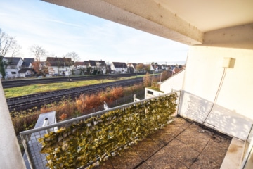 DIETZ: Einzugsbereite 3-Zimmer-Wohnung im Dachgeschoss mit Balkon, neuem Badzimmer und Gäste-WC! - Balkon (654781)