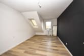 Schlafzimmer 1 von 2 - DIETZ: Einzugsbereite 3-Zimmer-Wohnung im Dachgeschoss mit Balkon, neuem Badzimmer und Gäste-WC!