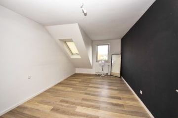 DIETZ: Einzugsbereite 3-Zimmer-Wohnung im Dachgeschoss mit Balkon, neuem Badzimmer und Gäste-WC! - Schlafzimmer 1 von 2 (654783)
