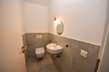 DIETZ: Einzugsbereite 3-Zimmer-Wohnung im Dachgeschoss mit Balkon, neuem Badzimmer und Gäste-WC! - Gäste WC (654786)