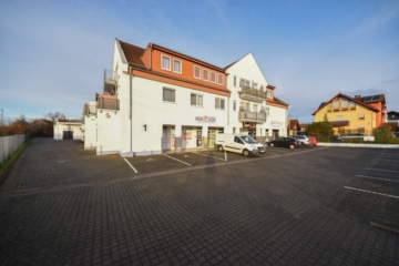 DIETZ: Einzugsbereite 3-Zimmer-Wohnung im Dachgeschoss mit Balkon, neuem Badzimmer und Gäste-WC! - Außenansicht (654791)